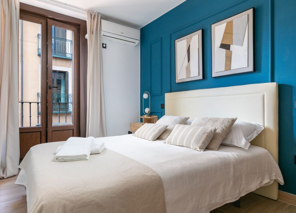 Proyecto home staging habitación con balcón